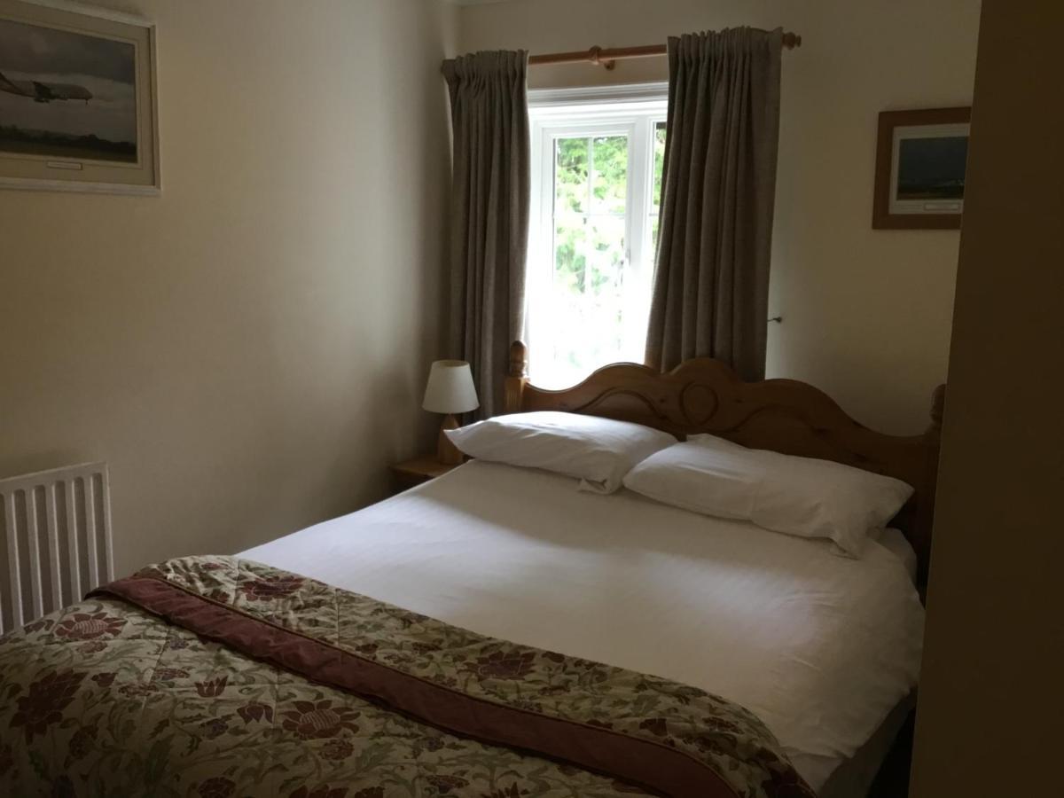 The Manor House Bed & Breakfast Кроули Екстериор снимка