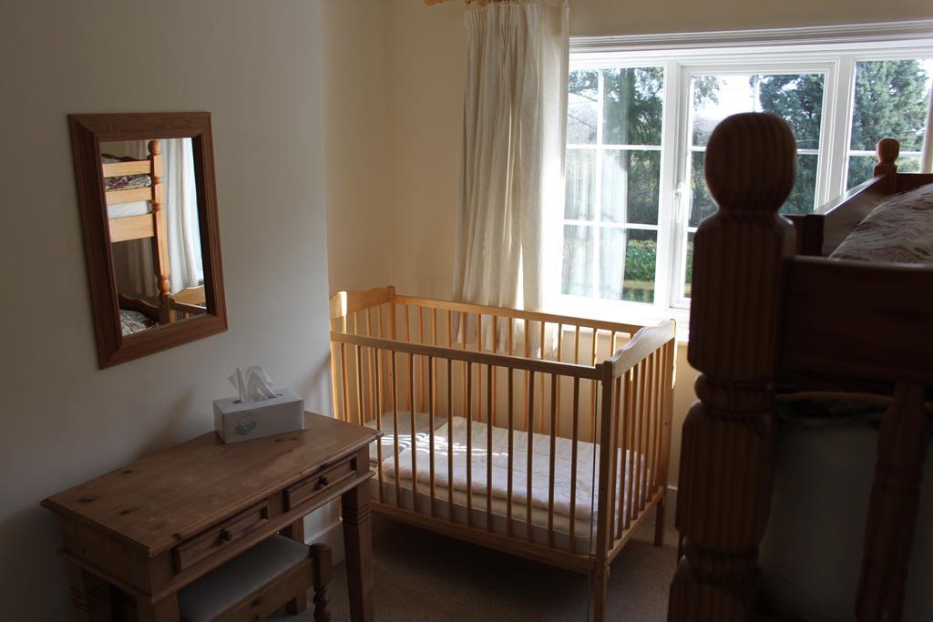 The Manor House Bed & Breakfast Кроули Екстериор снимка