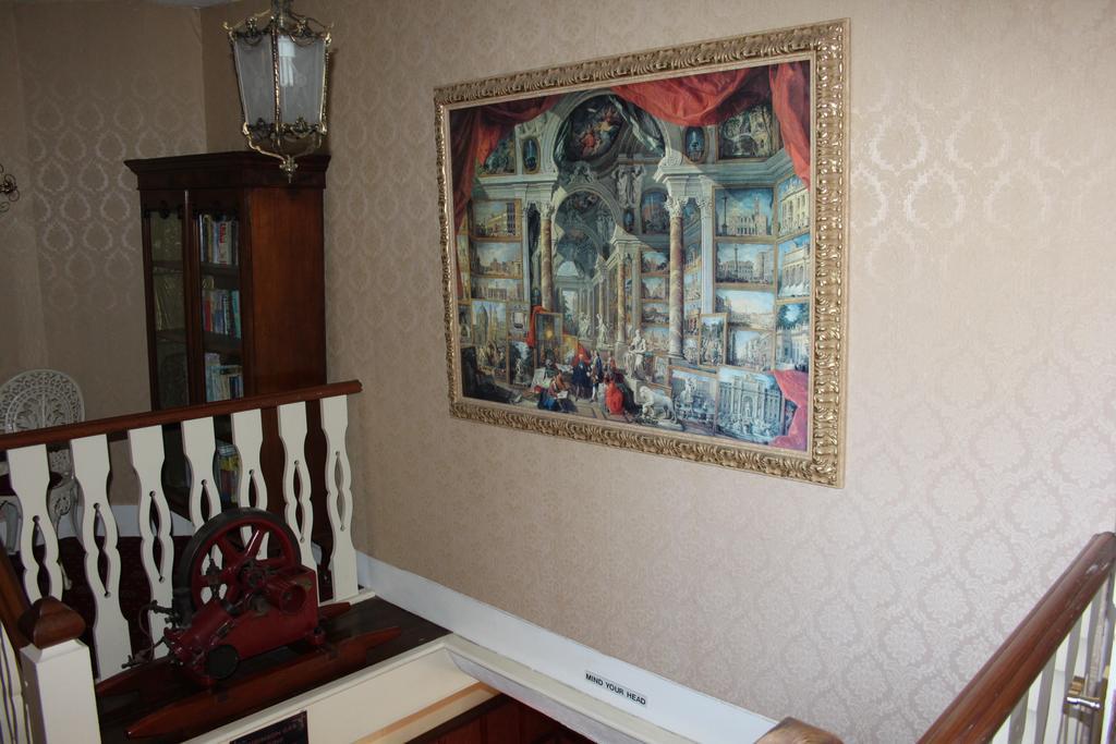 The Manor House Bed & Breakfast Кроули Екстериор снимка