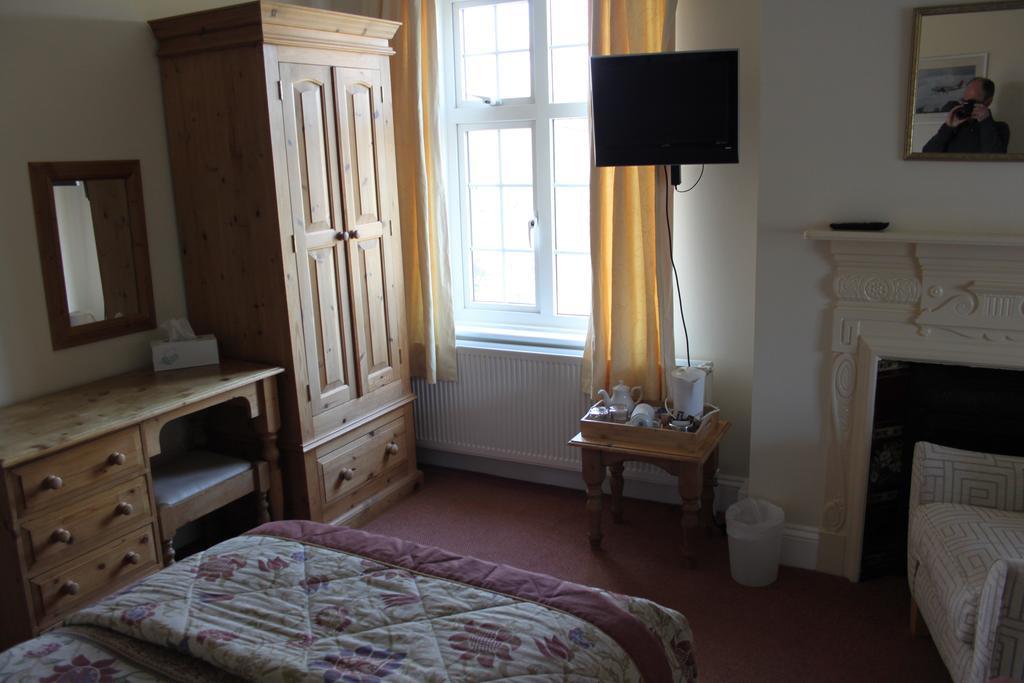 The Manor House Bed & Breakfast Кроули Екстериор снимка