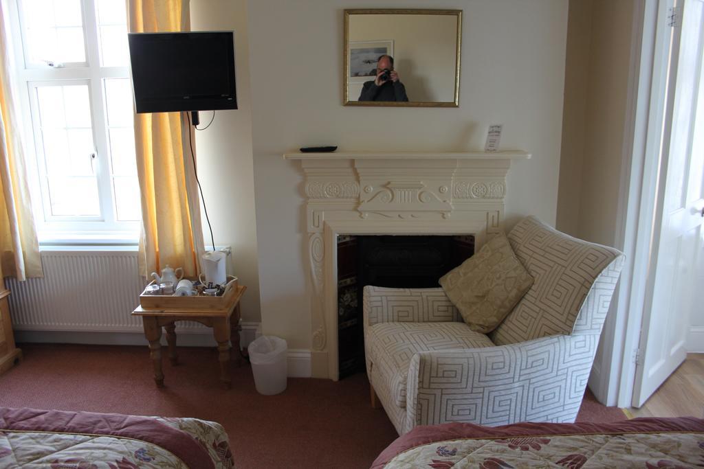 The Manor House Bed & Breakfast Кроули Екстериор снимка