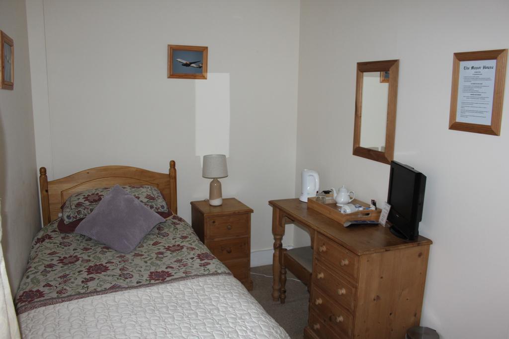 The Manor House Bed & Breakfast Кроули Екстериор снимка
