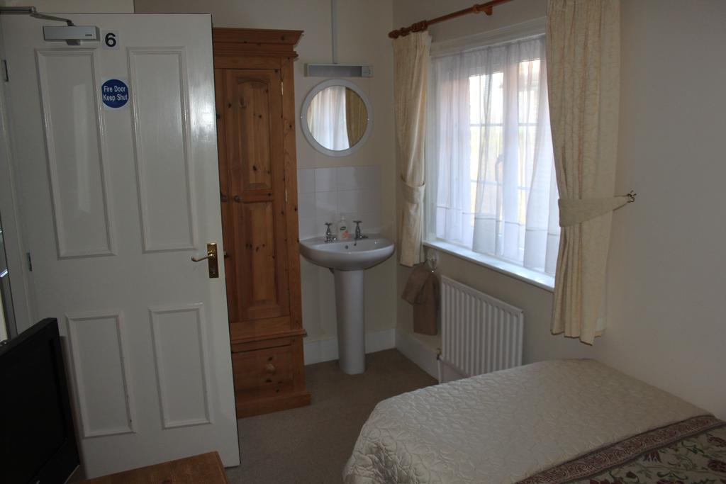 The Manor House Bed & Breakfast Кроули Екстериор снимка