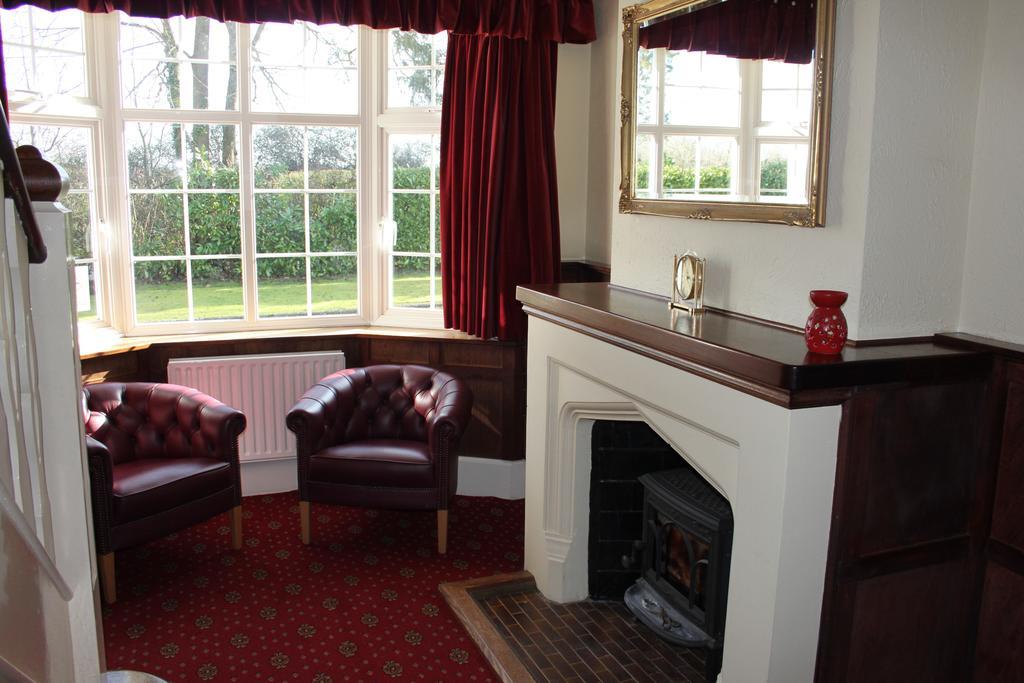 The Manor House Bed & Breakfast Кроули Екстериор снимка