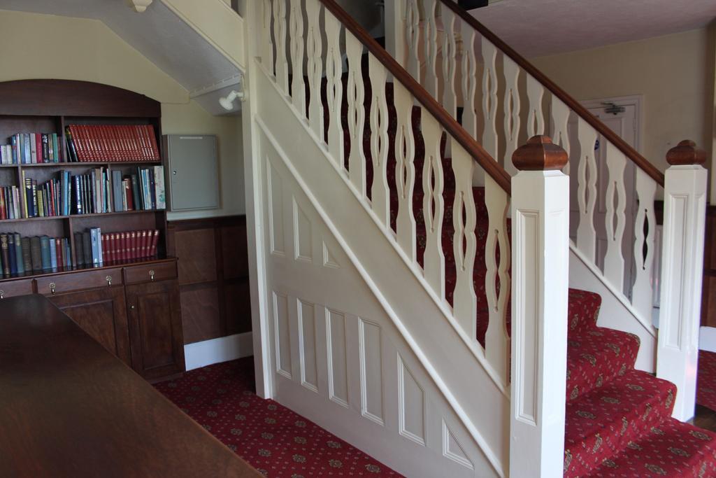 The Manor House Bed & Breakfast Кроули Екстериор снимка