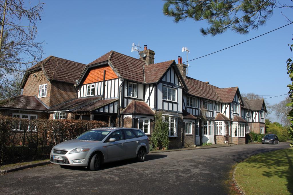 The Manor House Bed & Breakfast Кроули Екстериор снимка