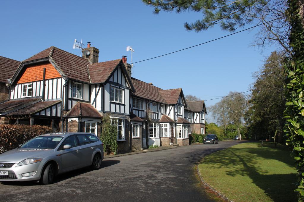 The Manor House Bed & Breakfast Кроули Екстериор снимка