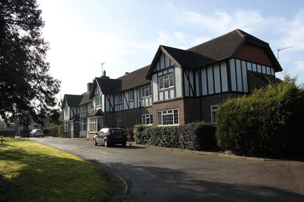 The Manor House Bed & Breakfast Кроули Екстериор снимка