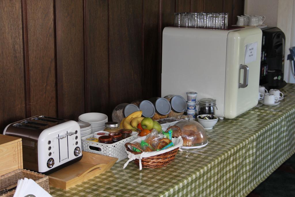 The Manor House Bed & Breakfast Кроули Екстериор снимка