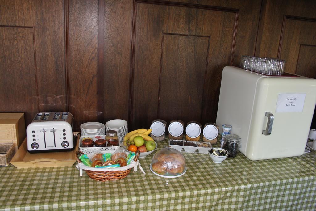 The Manor House Bed & Breakfast Кроули Екстериор снимка