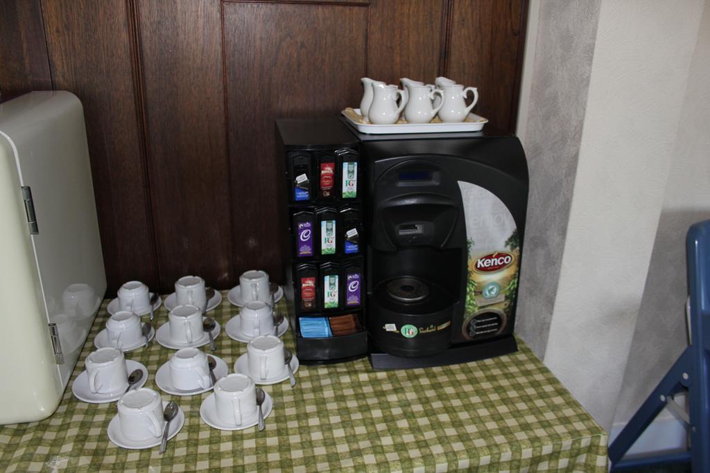 The Manor House Bed & Breakfast Кроули Екстериор снимка