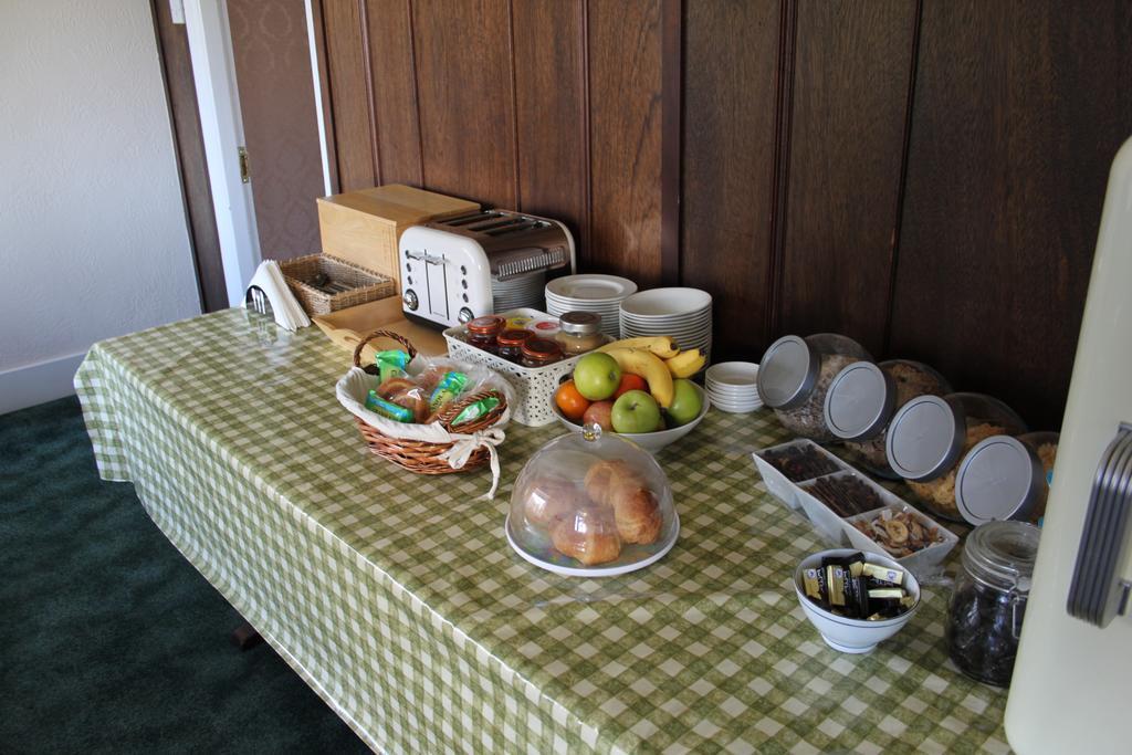 The Manor House Bed & Breakfast Кроули Екстериор снимка