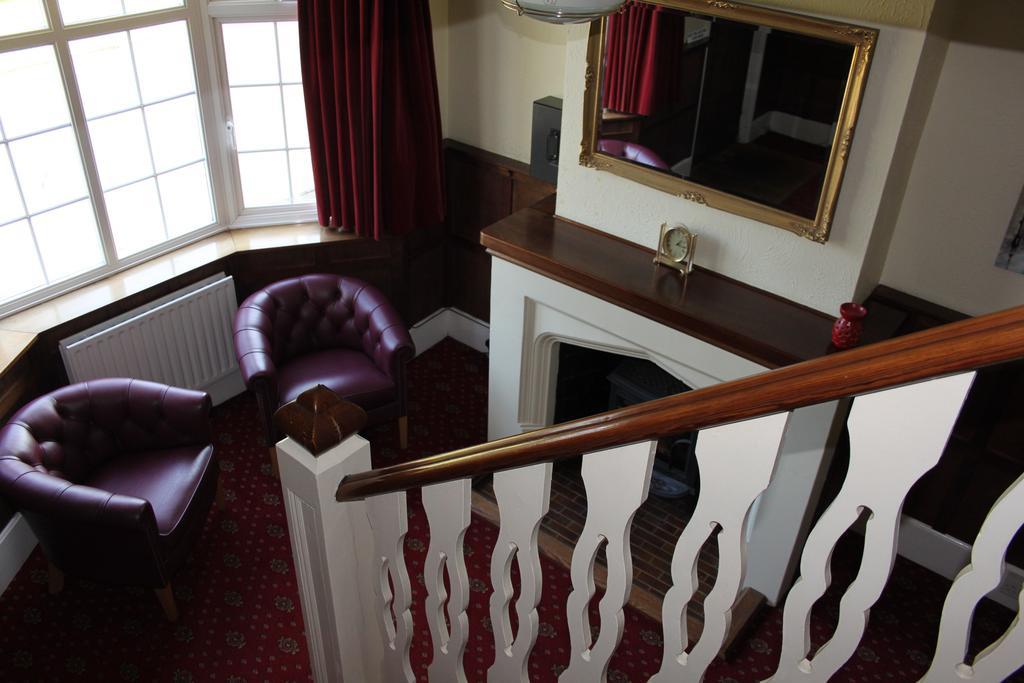 The Manor House Bed & Breakfast Кроули Екстериор снимка